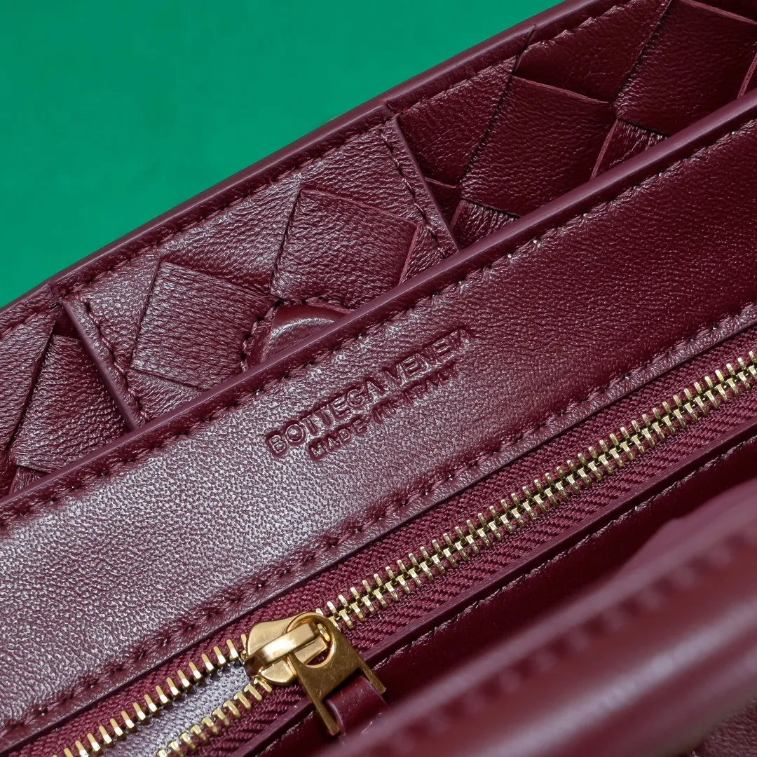 Batch 1960 BOTTEGA VENETA 2024 spring and summer new small ANDIAMO chain bag is also available! 🔥🔥I believe many friends have been waiting for a long time. The metallic chain adds a touch of sophistication to the original softness and elegance of Andiamo. The collision of classic craftsmanship and elegance creates a different kind of beauty. Style number: 6008 Size: 25*22*10.5cm